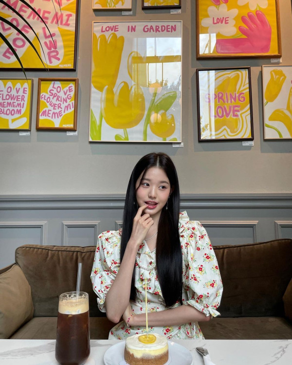 케이크 앞에서 장원영