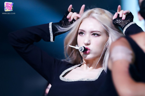 복근이 선명한 전소미