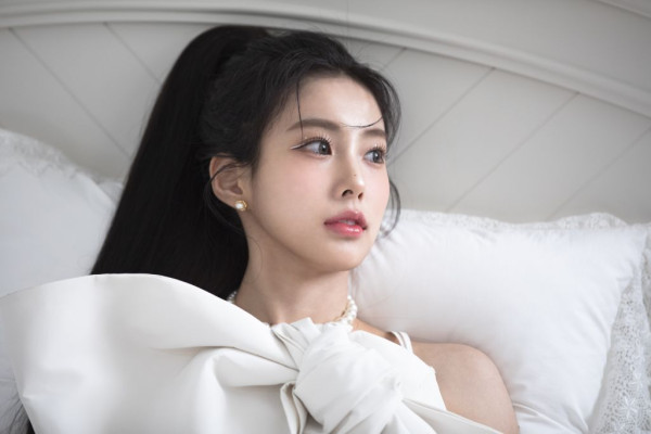 화려한 메이크업한 어깨미인 강혜원