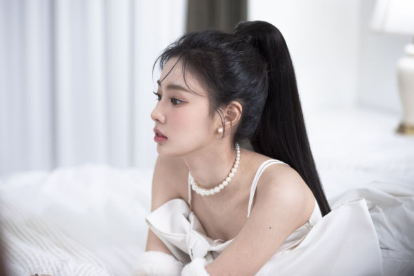 화려한 메이크업한 어깨미인 강혜원