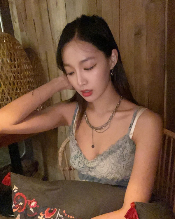 테이블에 얹어놓은 가슴골 네이처 새봄