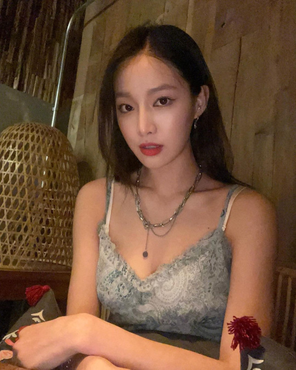 테이블에 얹어놓은 가슴골 네이처 새봄