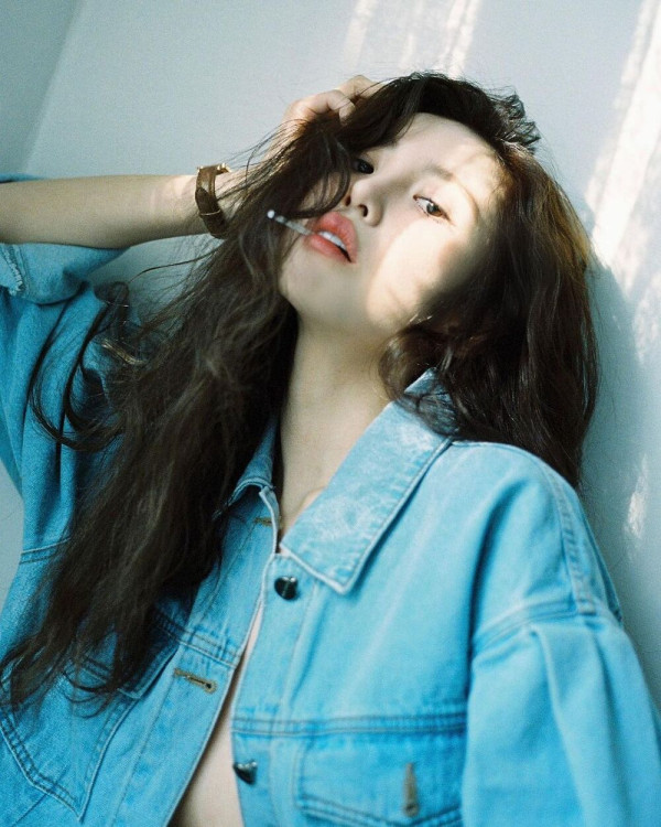 청자켓 단추를 다 풀어헤친 전효성