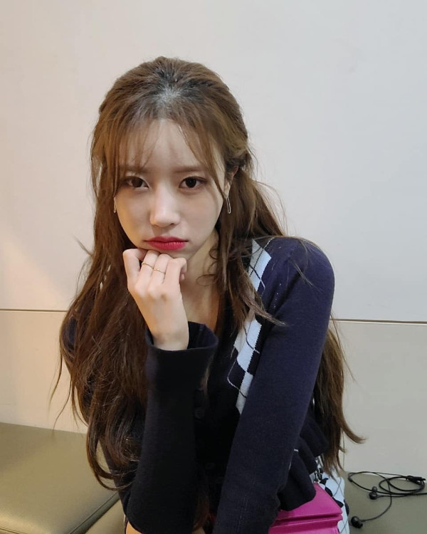 아슬아슬하게 가린 체크초미니 이미주
