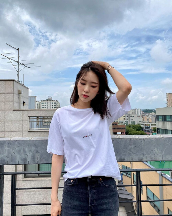 흰티에 청바지 지호 오마이걸 인스타