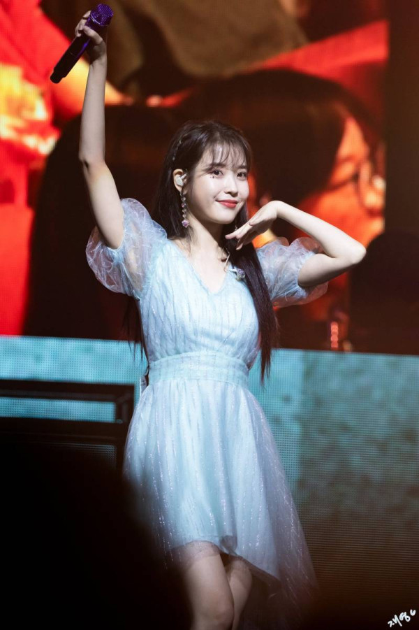 하늘색이 잘 어울린다는 아이유