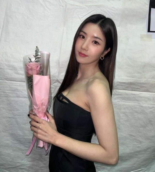 권은비 검정 드레스