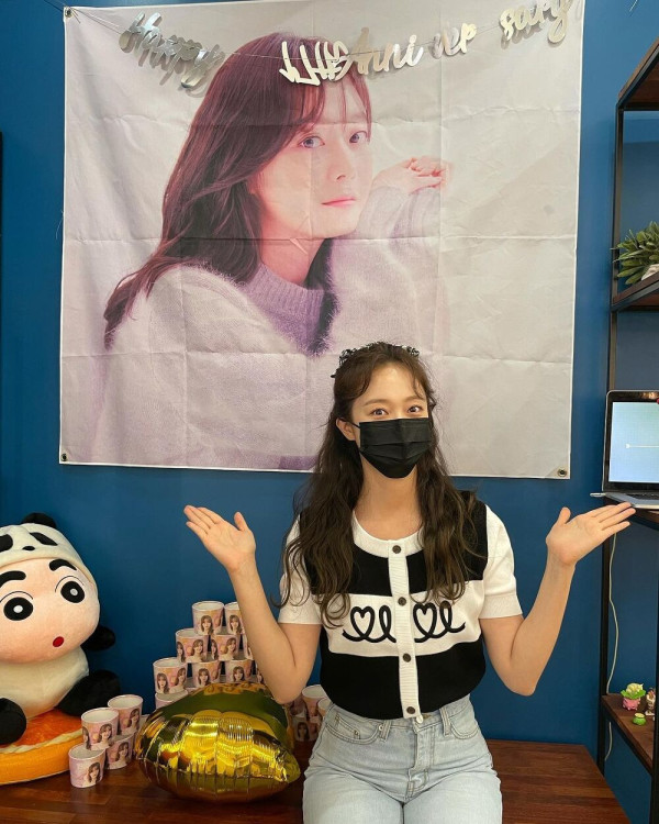 테이블에 걸터앉은 청바지 전소민