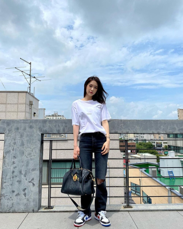흰티에 청바지 지호 오마이걸 인스타