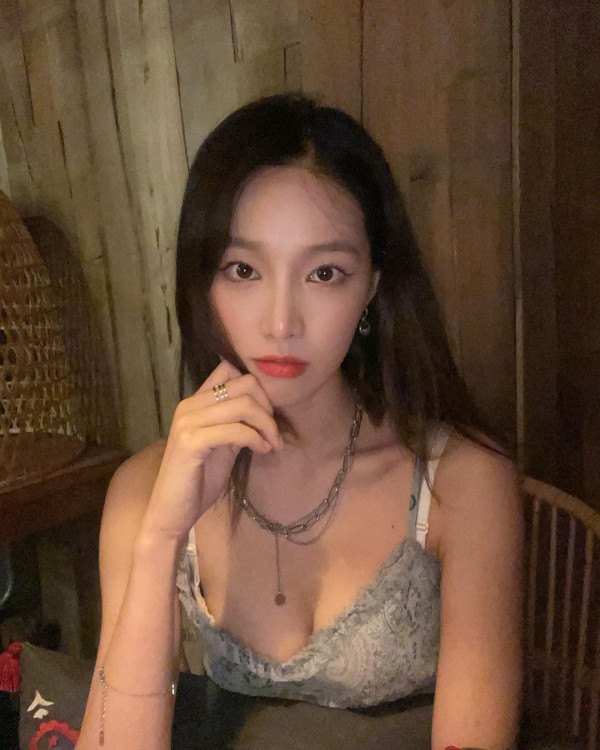 테이블에 얹어놓은 가슴골 네이처 새봄