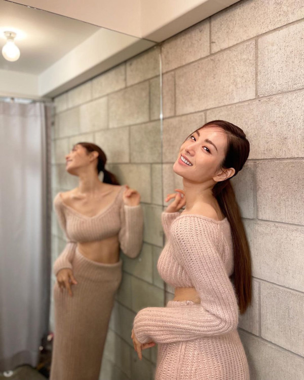 선명한 복근 크롭티 나나