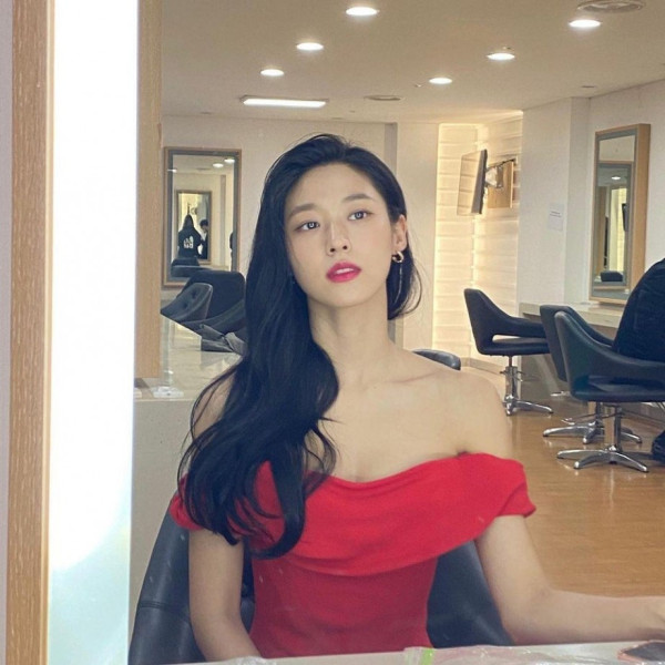빨간 드레스 설현
