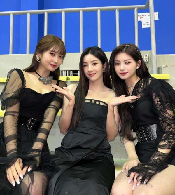 권은비 검정 드레스