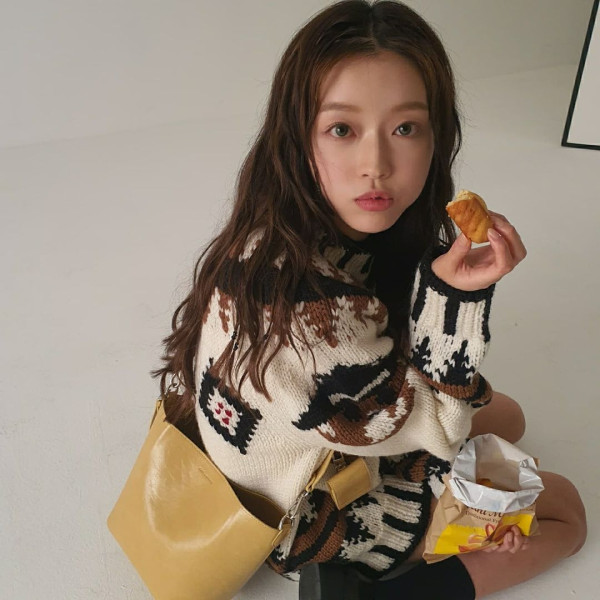 오마이걸 유아 골지니트 점프수트 몸매라인