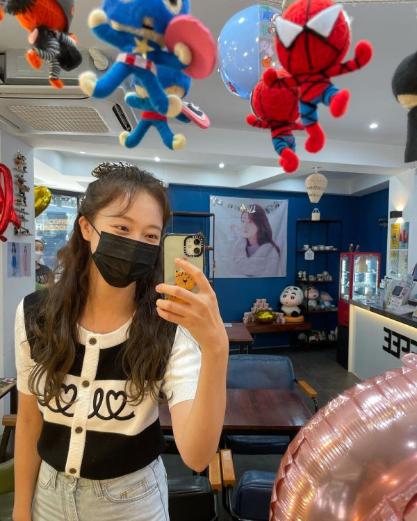 테이블에 걸터앉은 청바지 전소민