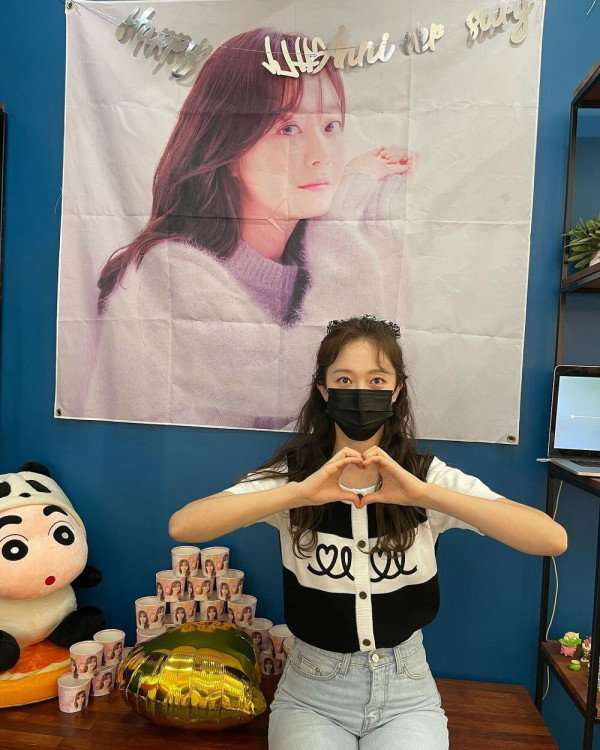 테이블에 걸터앉은 청바지 전소민