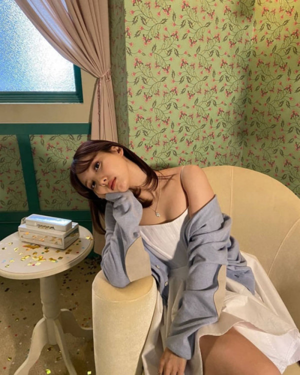나연 끈 나시 인스타