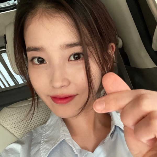 하늘색이 잘 어울린다는 아이유