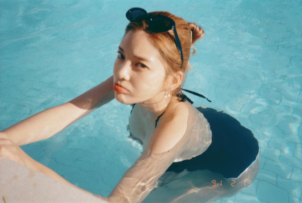 수영장 속 나인뮤지스 소진 수영복