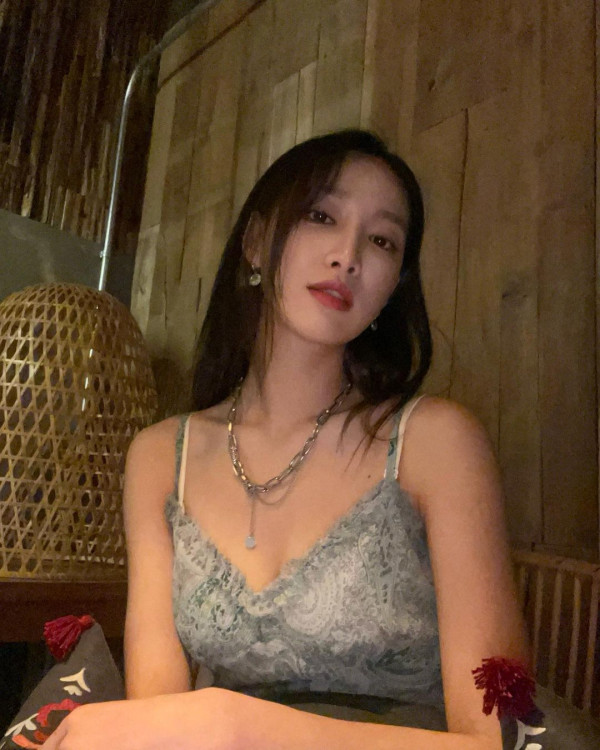 테이블에 얹어놓은 가슴골 네이처 새봄
