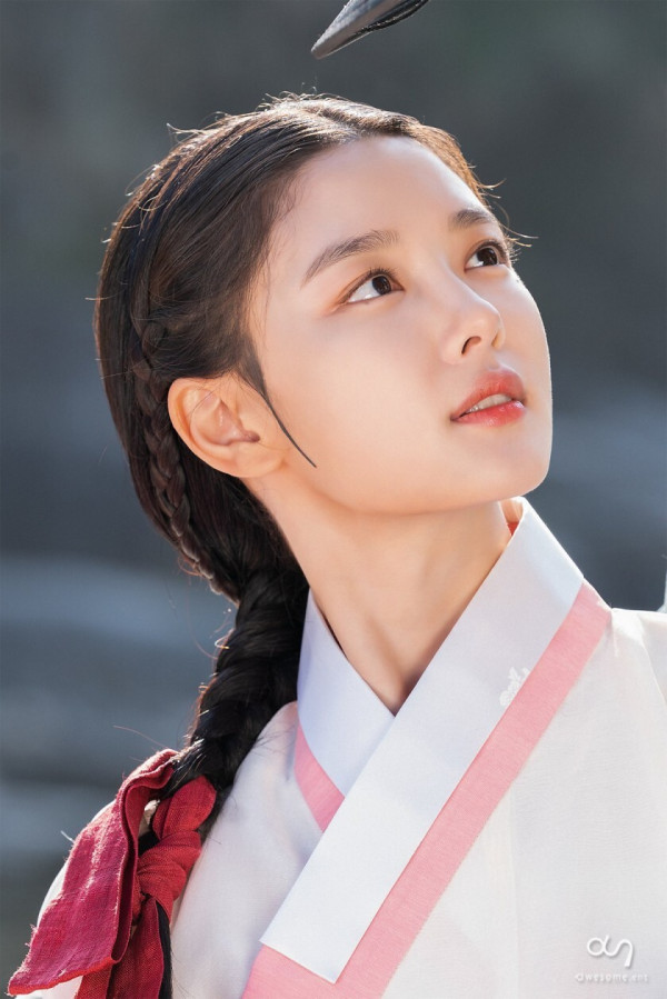 한복 입은 김유정