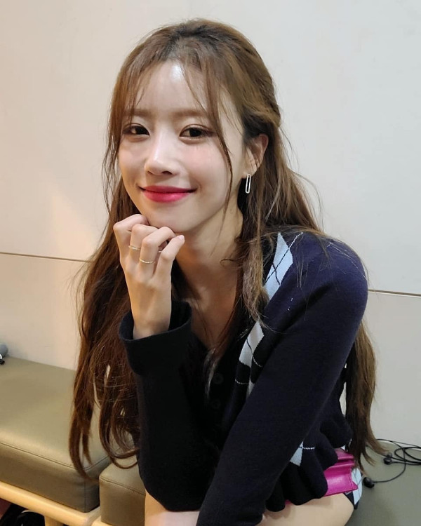 아슬아슬하게 가린 체크초미니 이미주