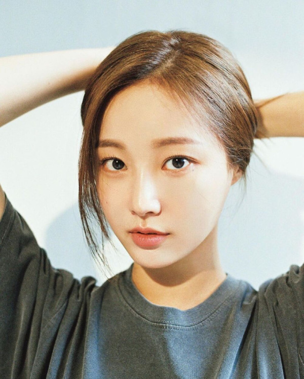 얇은 회색폴라티 연우 (이다빈) - 화보
