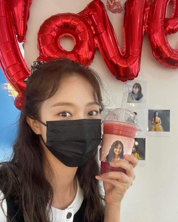 테이블에 걸터앉은 청바지 전소민