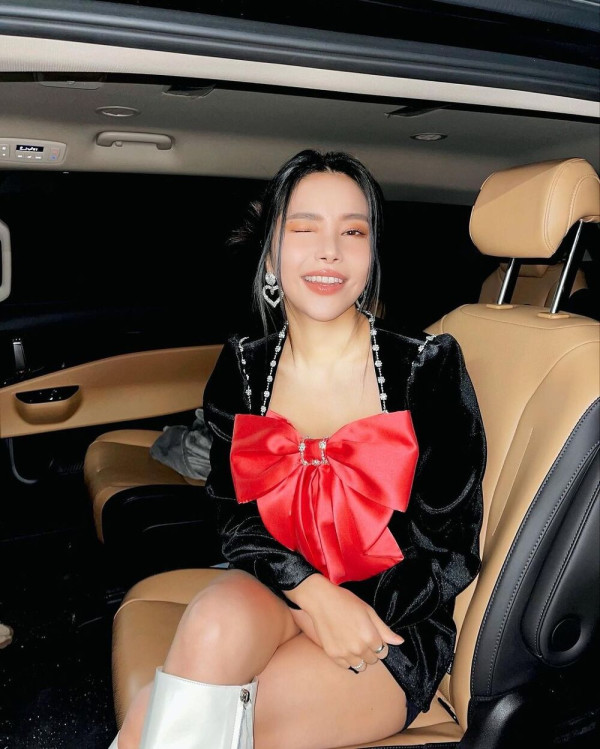 차안에서 왕빨간리본 꿀벅지 자랑하는 마마무 솔라