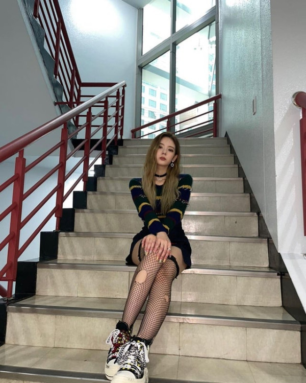 ITZY 리아 찢어진 망사