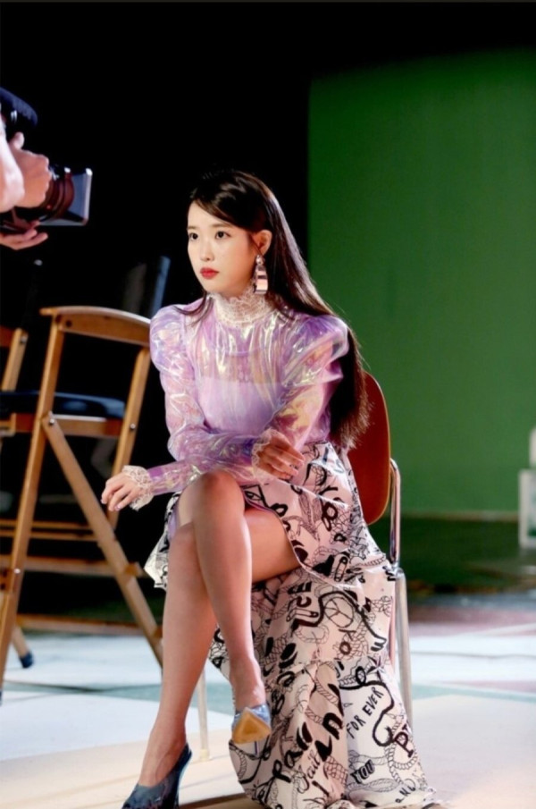 다리 꼰 아이유