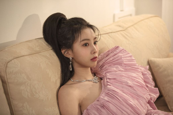 화려한 메이크업한 어깨미인 강혜원
