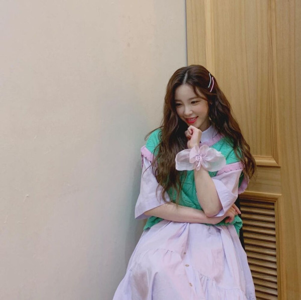 청자켓 단추를 다 풀어헤친 전효성