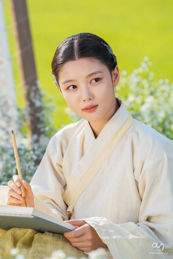 한복 입은 김유정