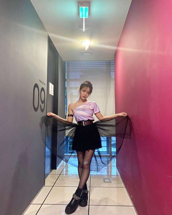 묵직한 보라색 원오프숄더 예리 (레드벨벳) 인스타