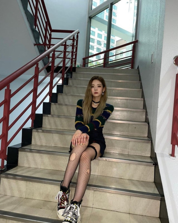 ITZY 리아 찢어진 망사