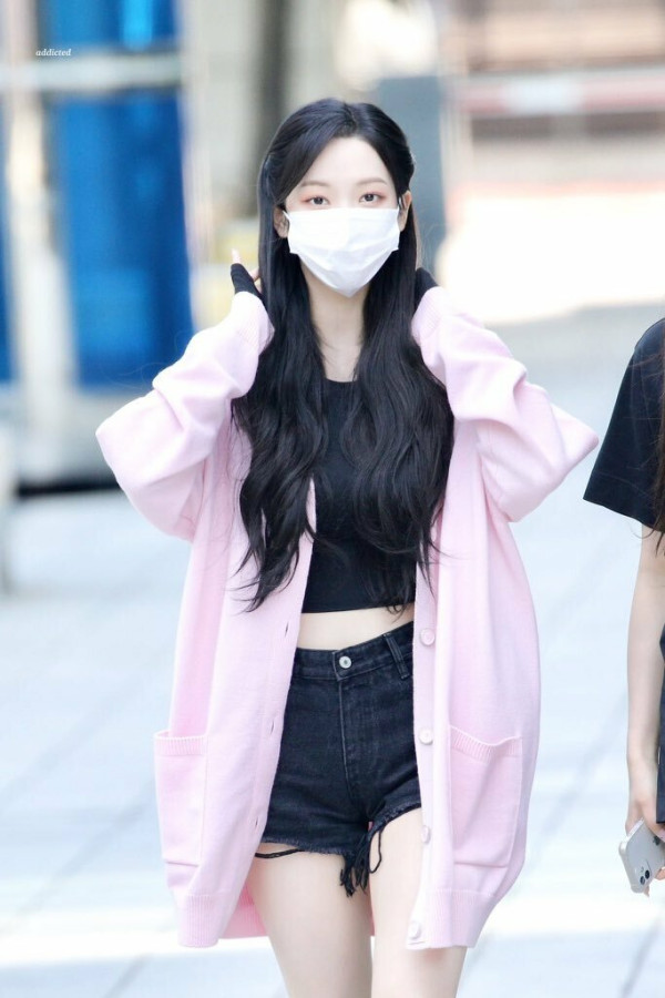 검정 크롭티 핫팬츠 의상의 에스파 카리나