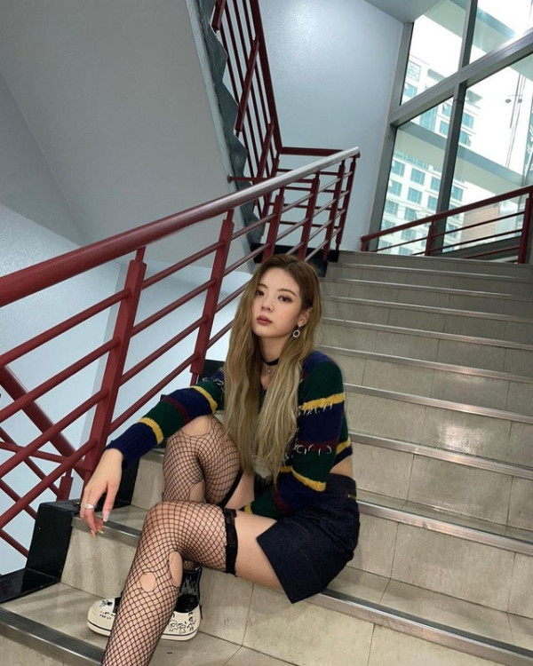 ITZY 리아 찢어진 망사