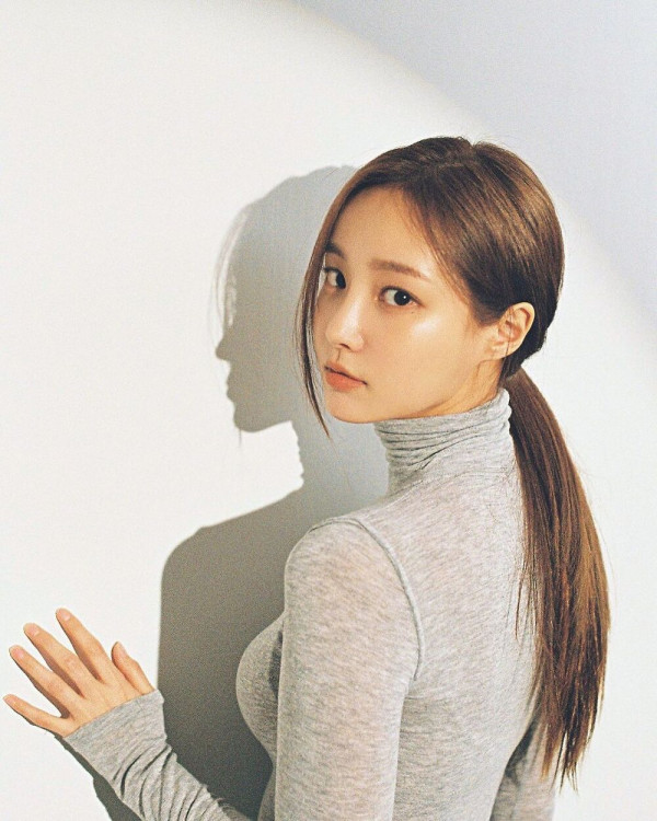 얇은 회색폴라티 연우 (이다빈) - 화보