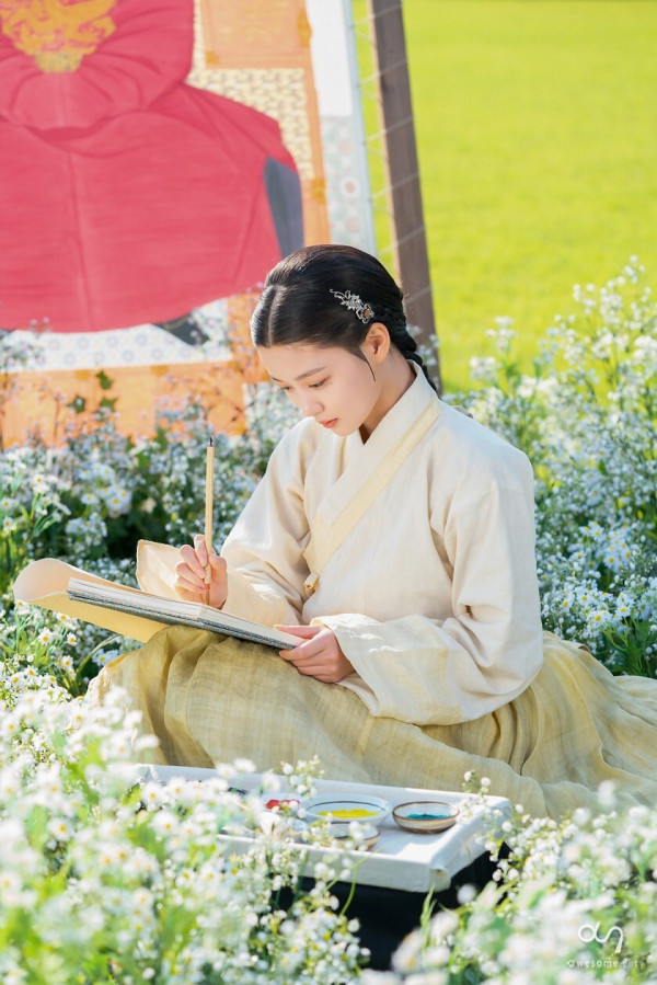 한복 입은 김유정