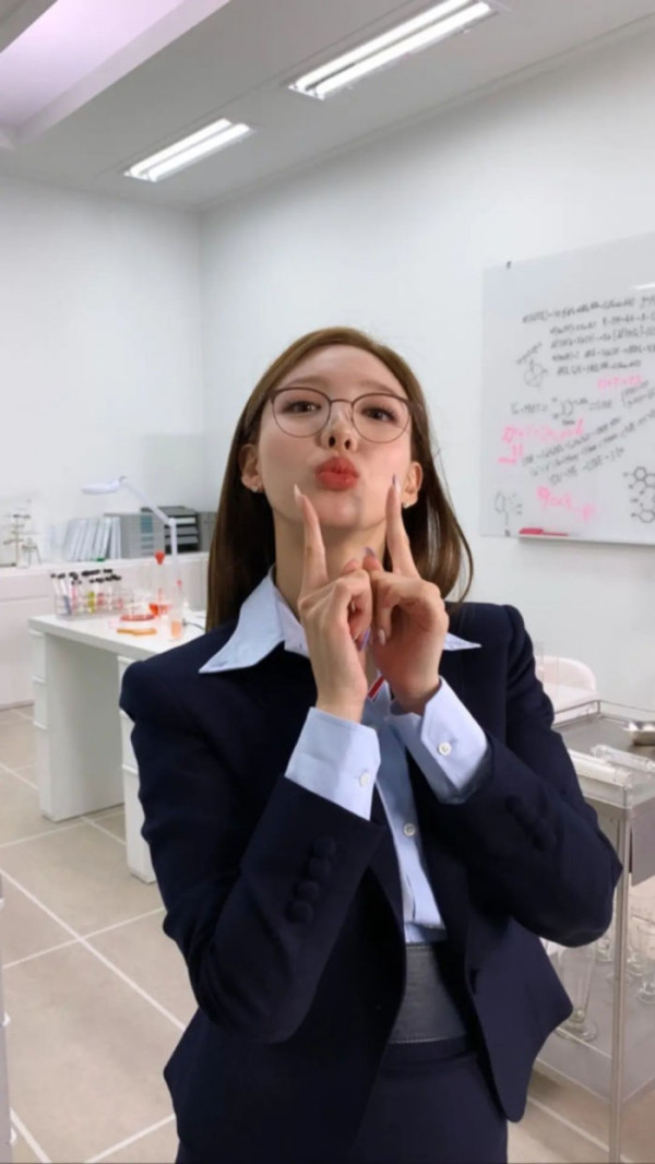 나연 쯔위 오피스룩