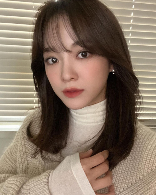 의자에 앉은 김세정 각선미