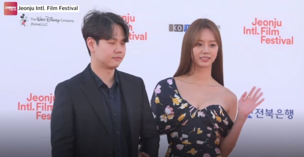 혜리의 슴골 어깨가 드러나는 드레스