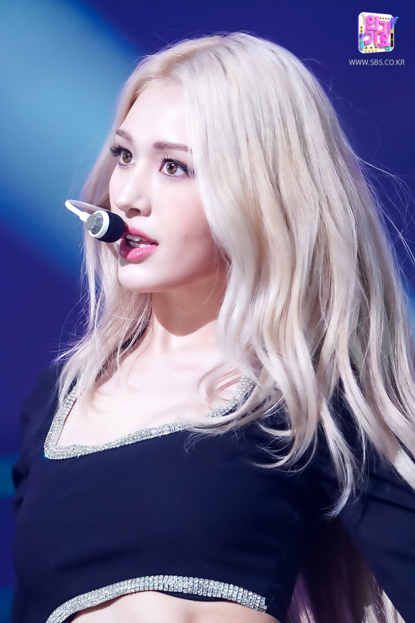 복근이 선명한 전소미
