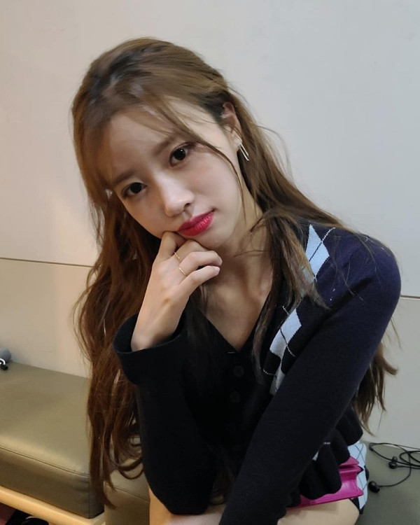 아슬아슬하게 가린 체크초미니 이미주