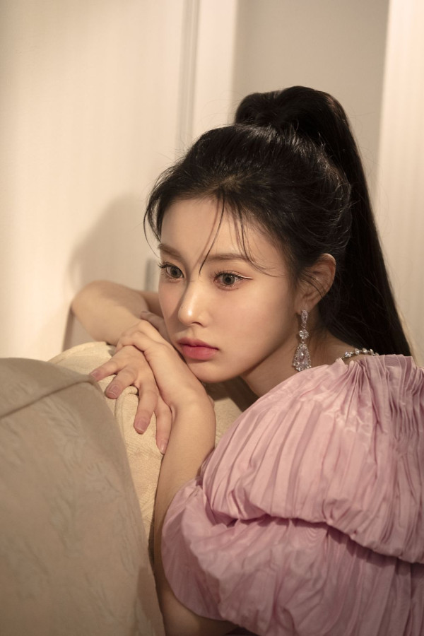 화려한 메이크업한 어깨미인 강혜원