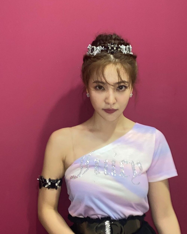 묵직한 보라색 원오프숄더 예리 (레드벨벳) 인스타