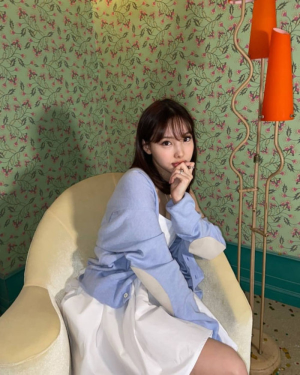 나연 끈 나시 인스타