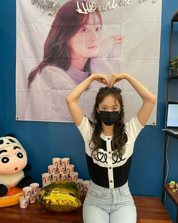 테이블에 걸터앉은 청바지 전소민