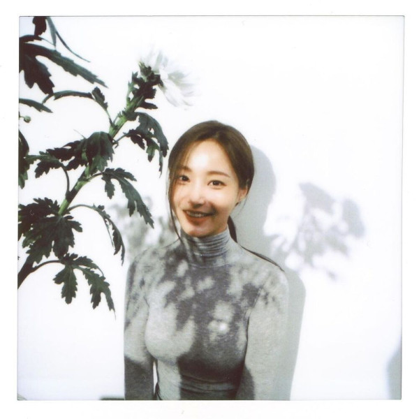 얇은 회색폴라티 연우 (이다빈) - 화보